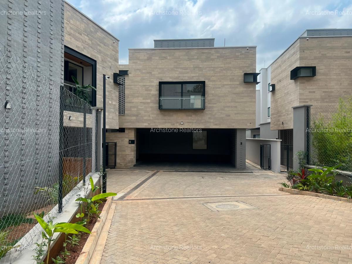 5 Bed Townhouse with En Suite in Brookside - 1