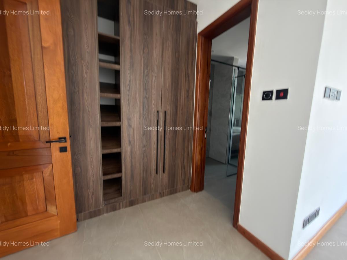 3 Bed Apartment with En Suite in Riverside - 16