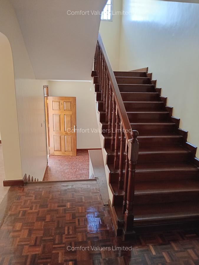 5 Bed Villa with En Suite at Lavington Green - 16