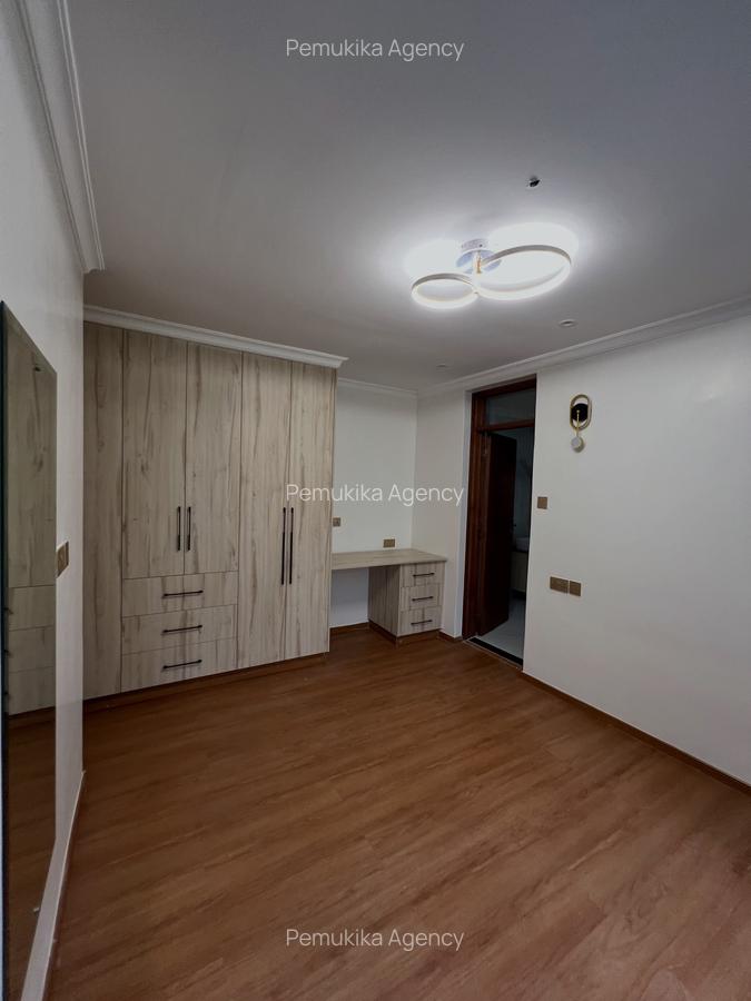 7 Bed House with En Suite in Runda - 4