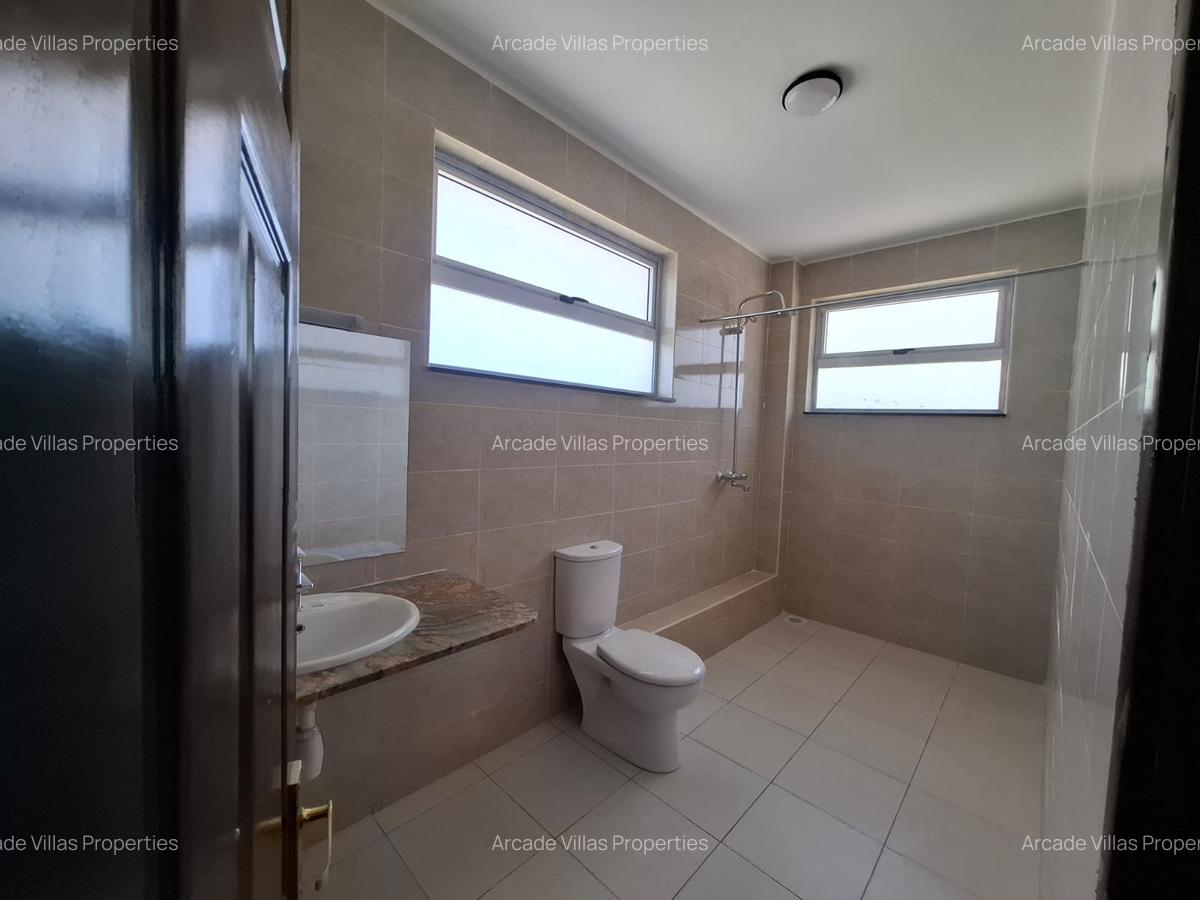 5 Bed House with En Suite in Lavington - 9