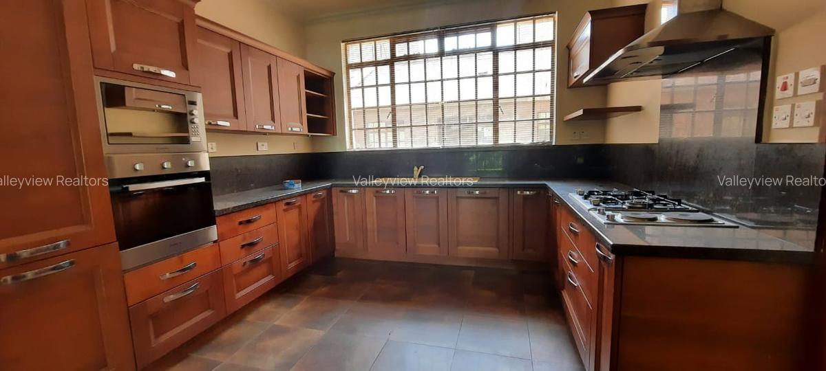 5 Bed Townhouse with En Suite at Lavington - 3