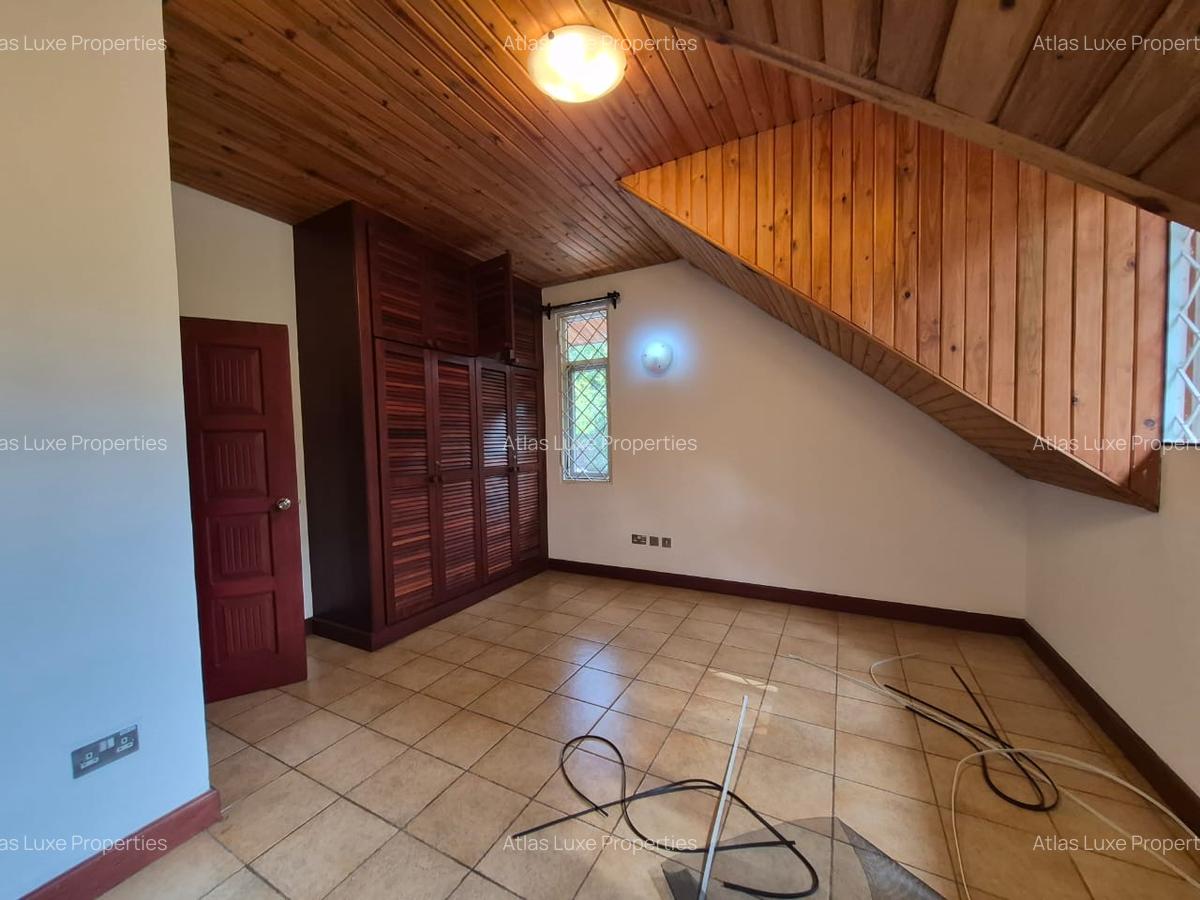 4 Bed Townhouse with En Suite at Rosslyn - 4