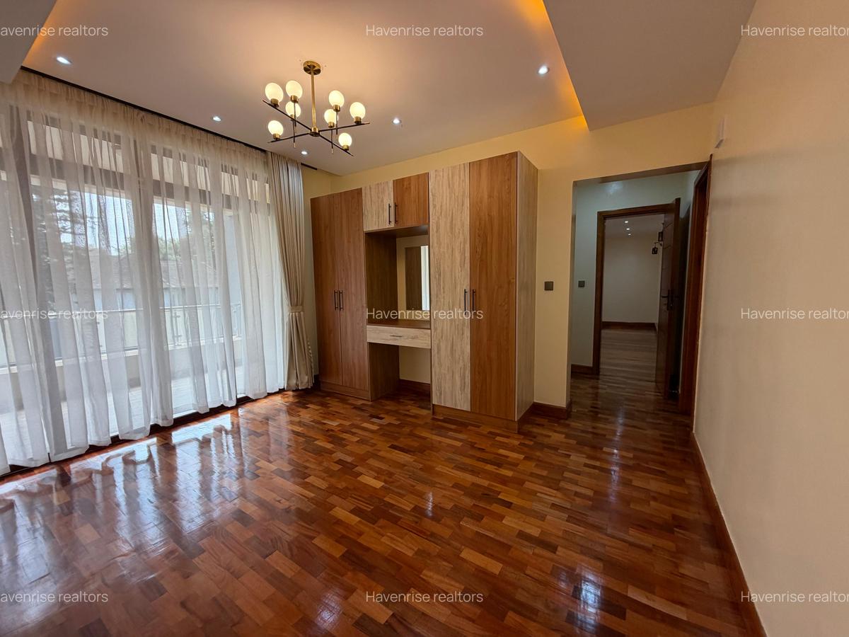 5 Bed House with En Suite at Rosslyn - 8