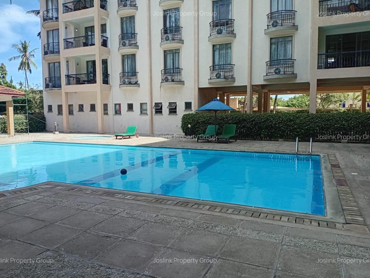 Serviced 2 Bed Apartment with En Suite at Greenwood Drive - 11