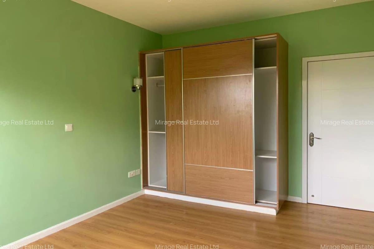 4 Bed Apartment with En Suite in Brookside - 14