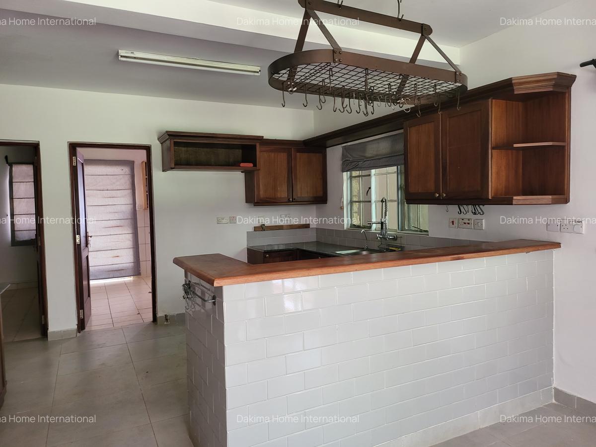 5 Bed Townhouse with En Suite in Rosslyn - 3