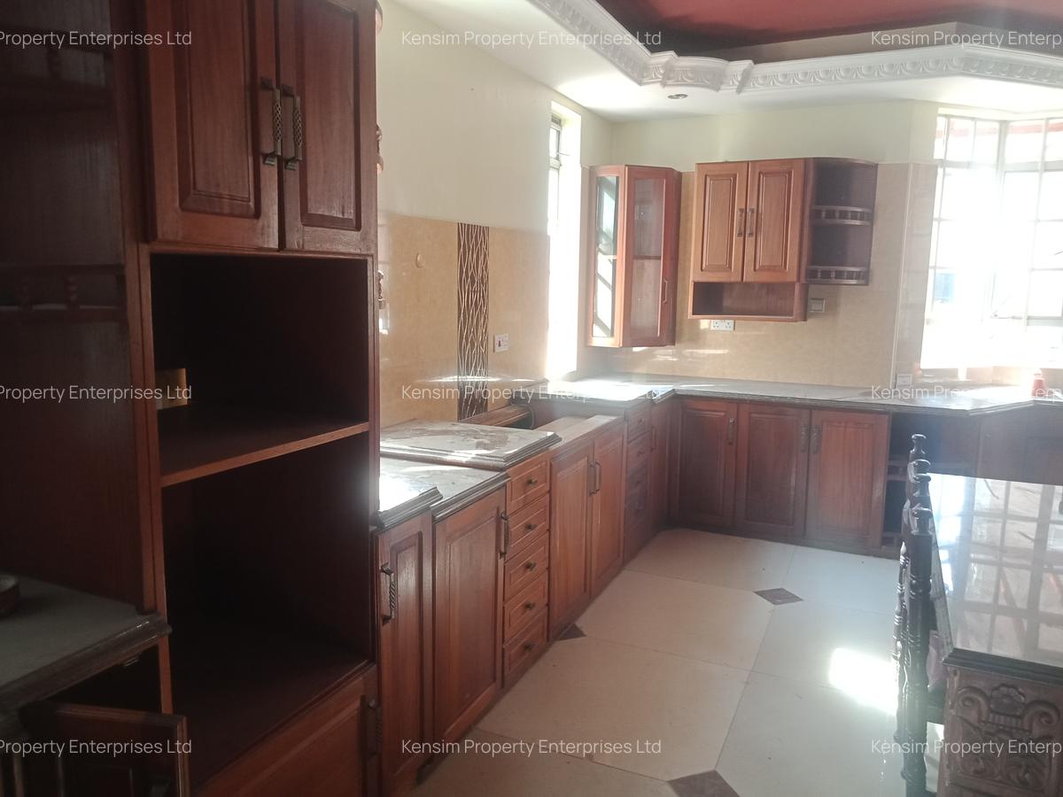 6 Bed House with En Suite in Nyari - 4