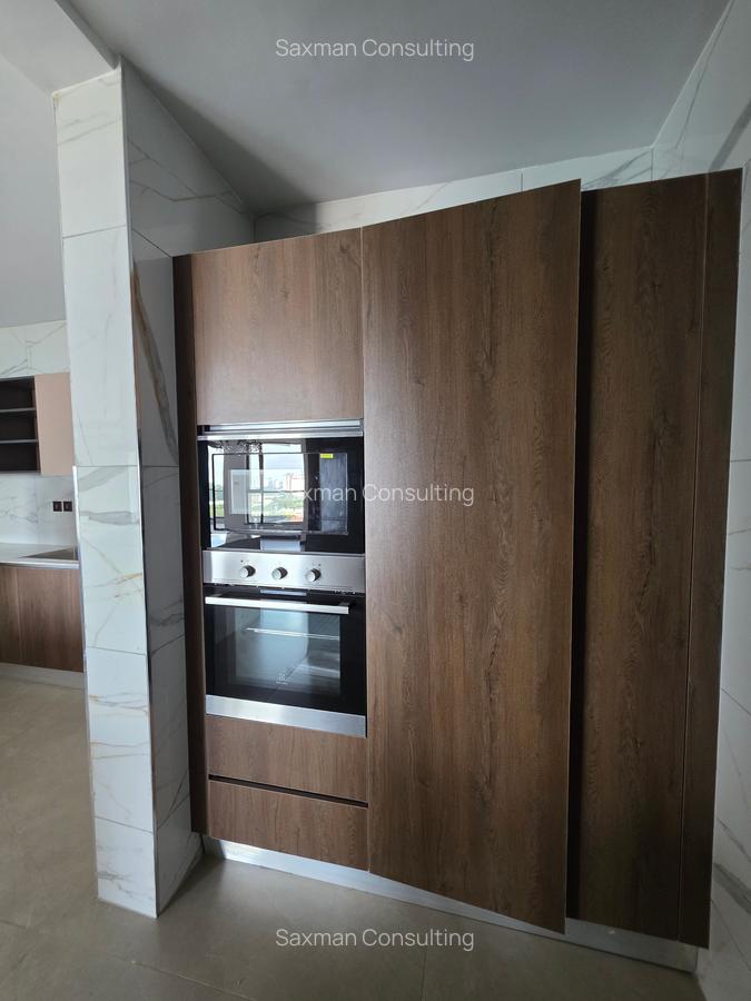 3 Bed Apartment with En Suite in Riverside - 5