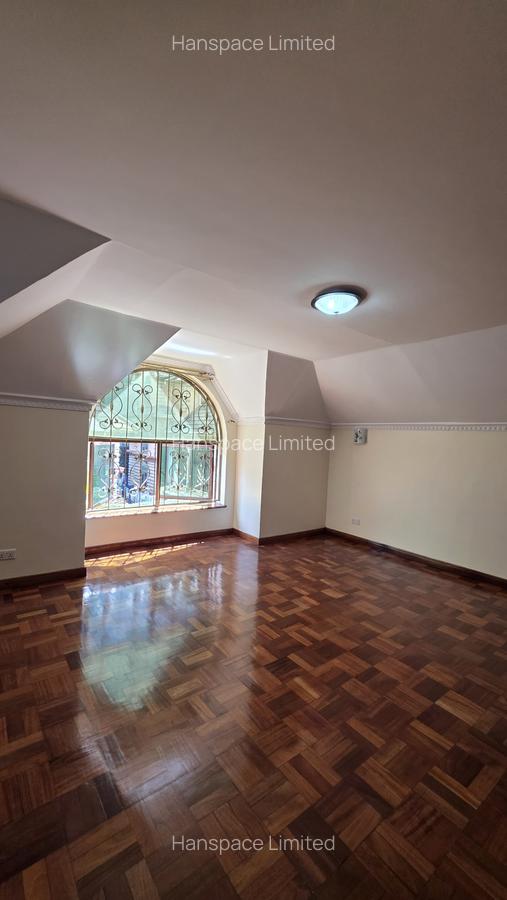 5 Bed Townhouse with En Suite in Lavington - 11