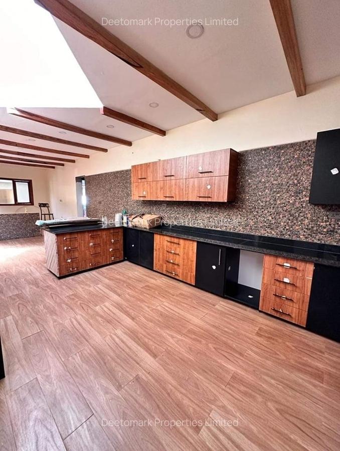 6 Bed House with En Suite at Ridgeway - 12