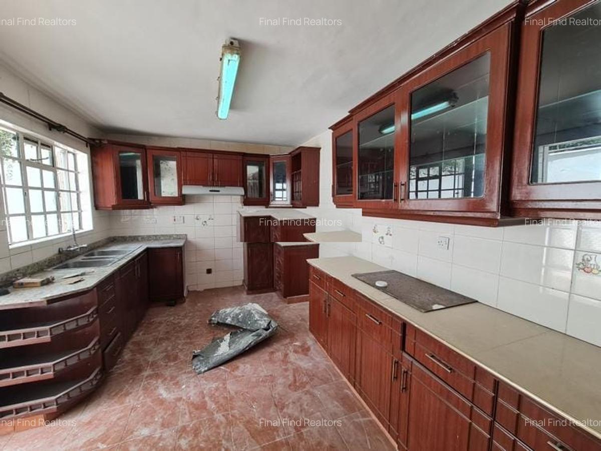 5 Bed Townhouse with En Suite in Westlands Area - 14