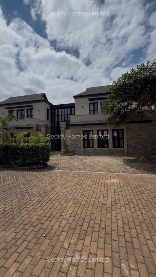 5 Bed Villa with En Suite in Runda - 1