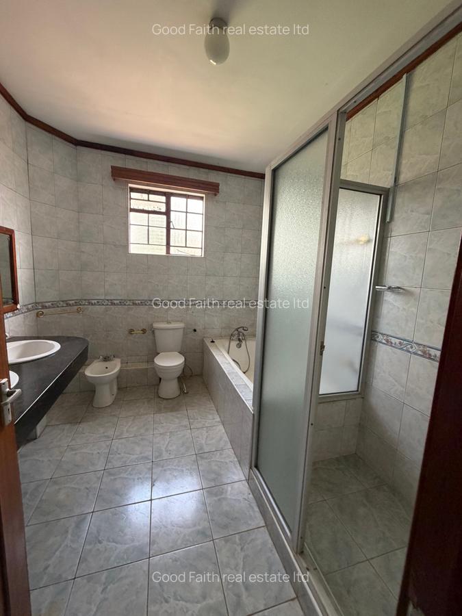 5 Bed House with En Suite in Runda - 11