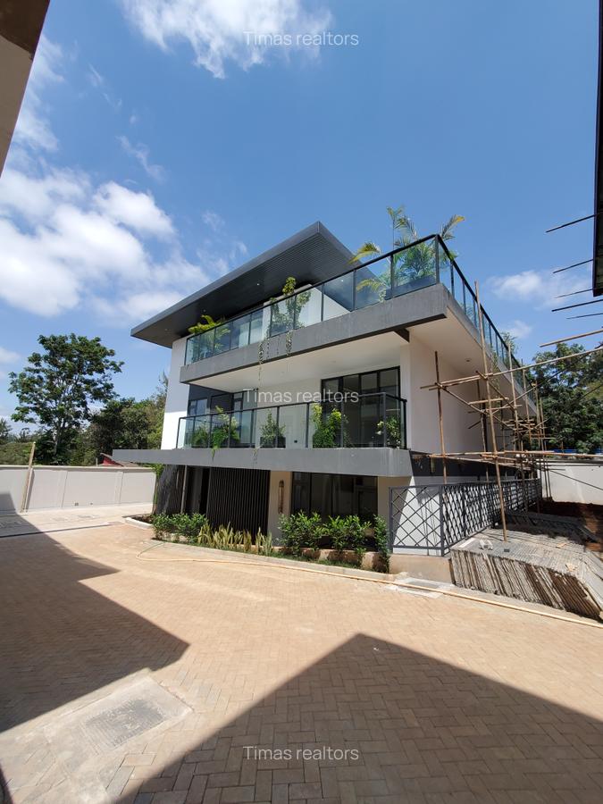 5 Bed Townhouse with En Suite at Lavington - 1