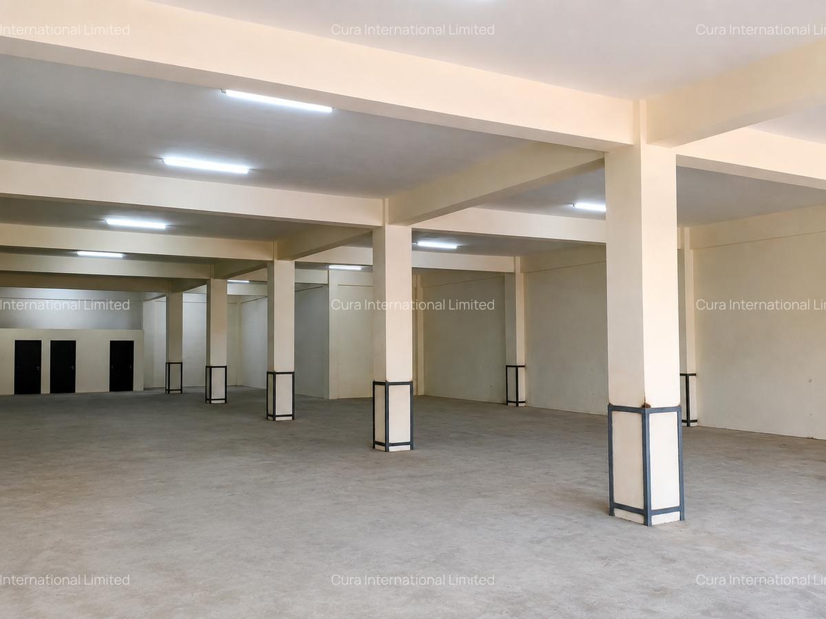 5,600 ft² Shop in Industrial Area - 3