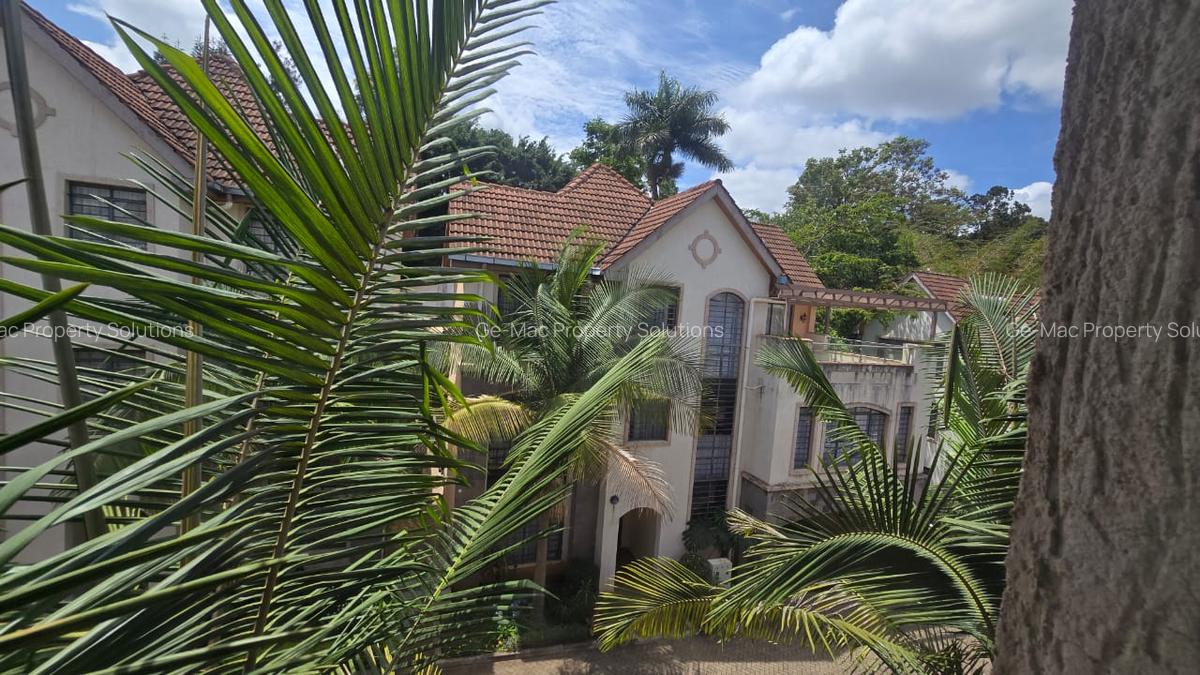5 Bed Townhouse with En Suite in Lavington - 3