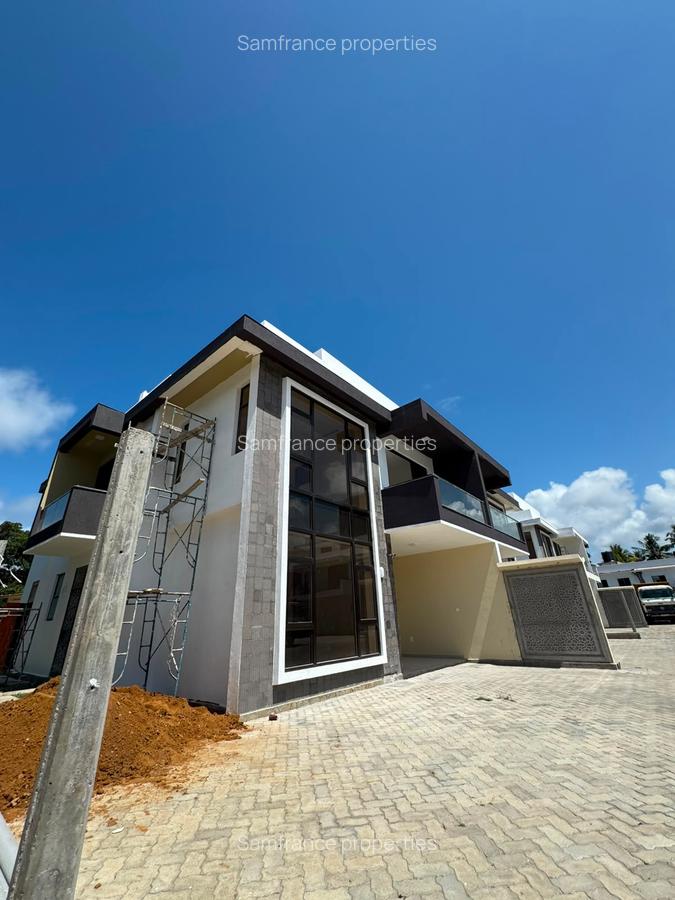 4 Bed Townhouse with En Suite at Lakers Road - 1