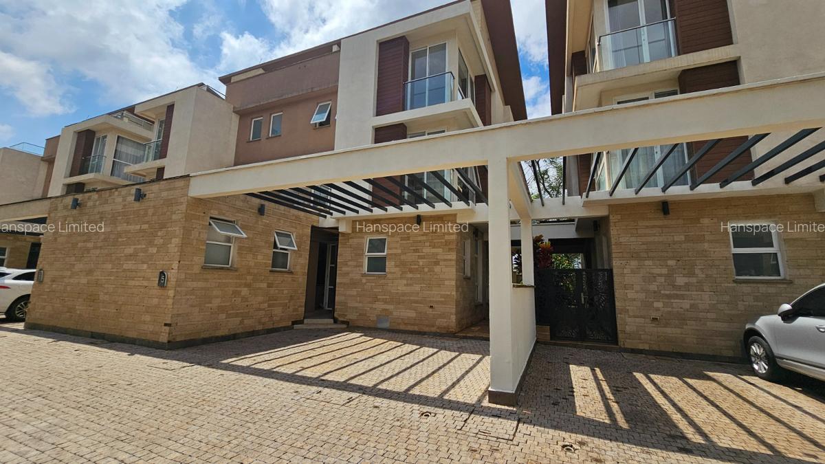 4 Bed Villa with En Suite in Lavington - 1