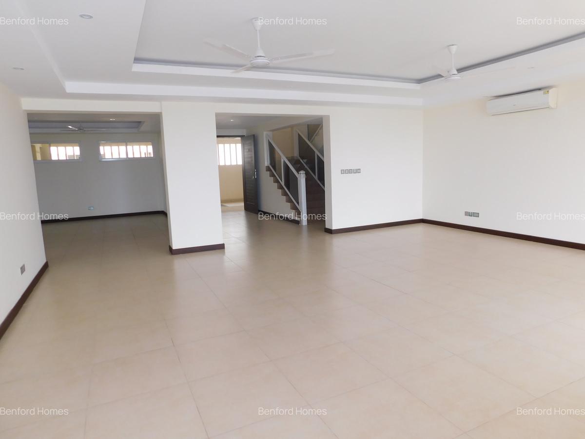 3 Bed Apartment with En Suite at City Mall - 6