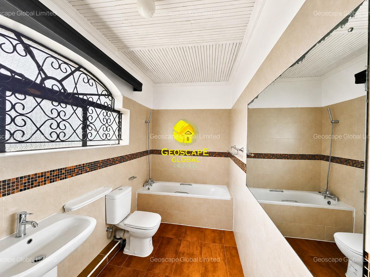 5 Bed House with En Suite in Nyari - 3