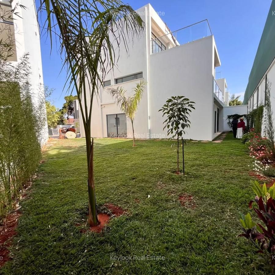 5 Bed Townhouse with En Suite at Lavington - 1