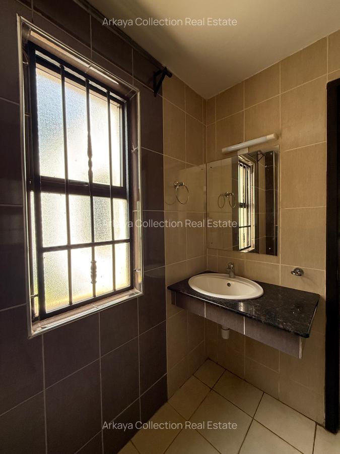 5 Bed House with En Suite in Runda - 17