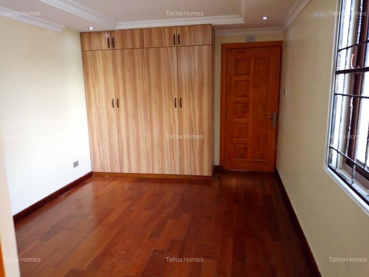 5 Bed Townhouse with En Suite at Off Convent Drive - 19