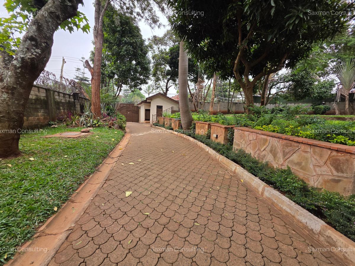 5 Bed House with En Suite in Runda - 2