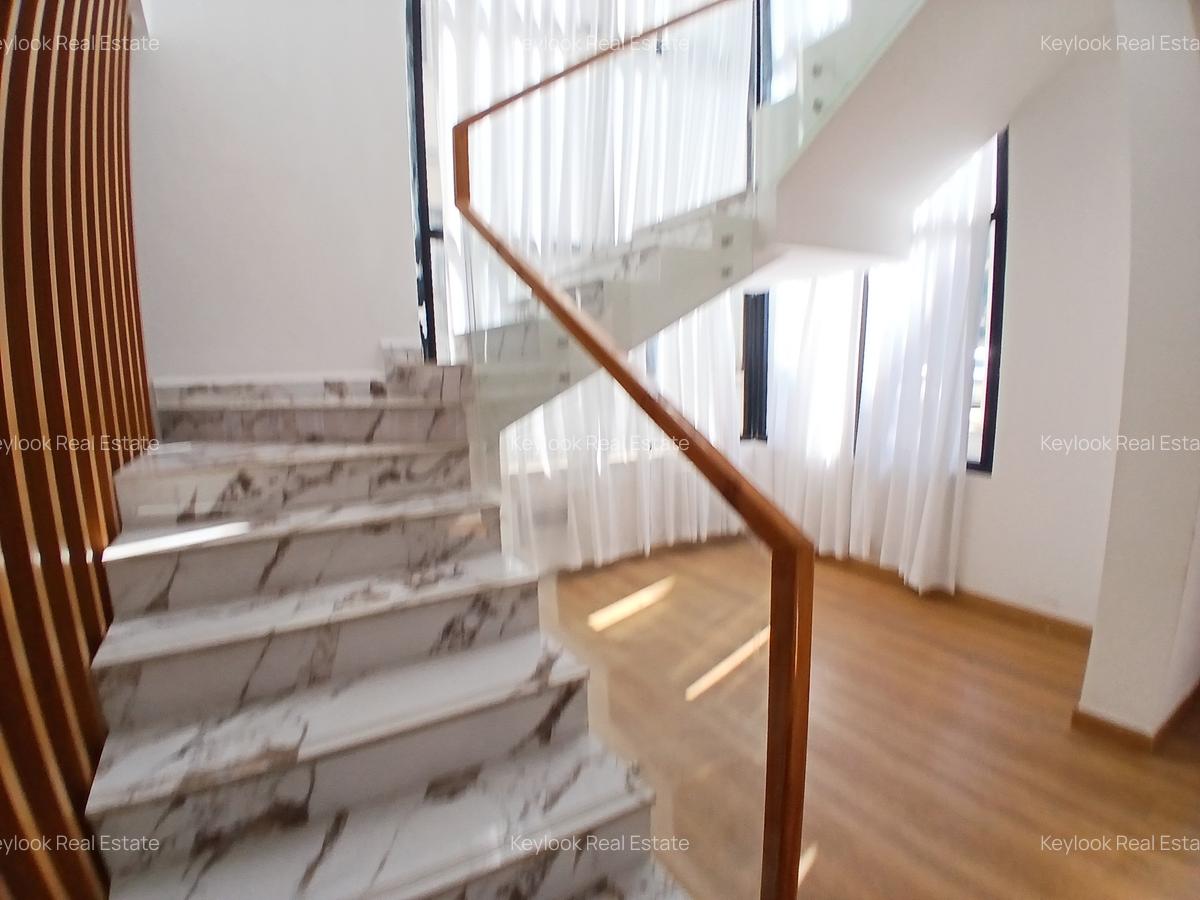5 Bed Townhouse with En Suite at Lavington Green - 16