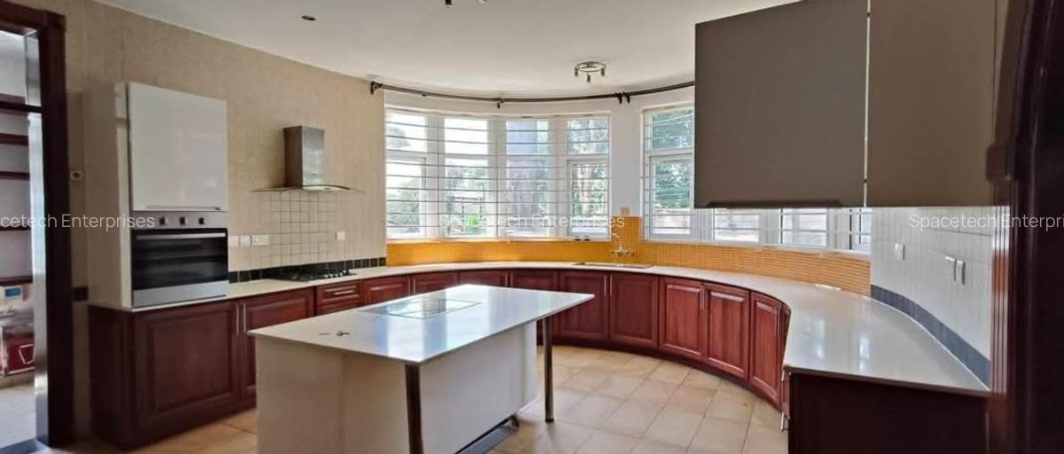 5 Bed Townhouse with En Suite in Rosslyn - 4