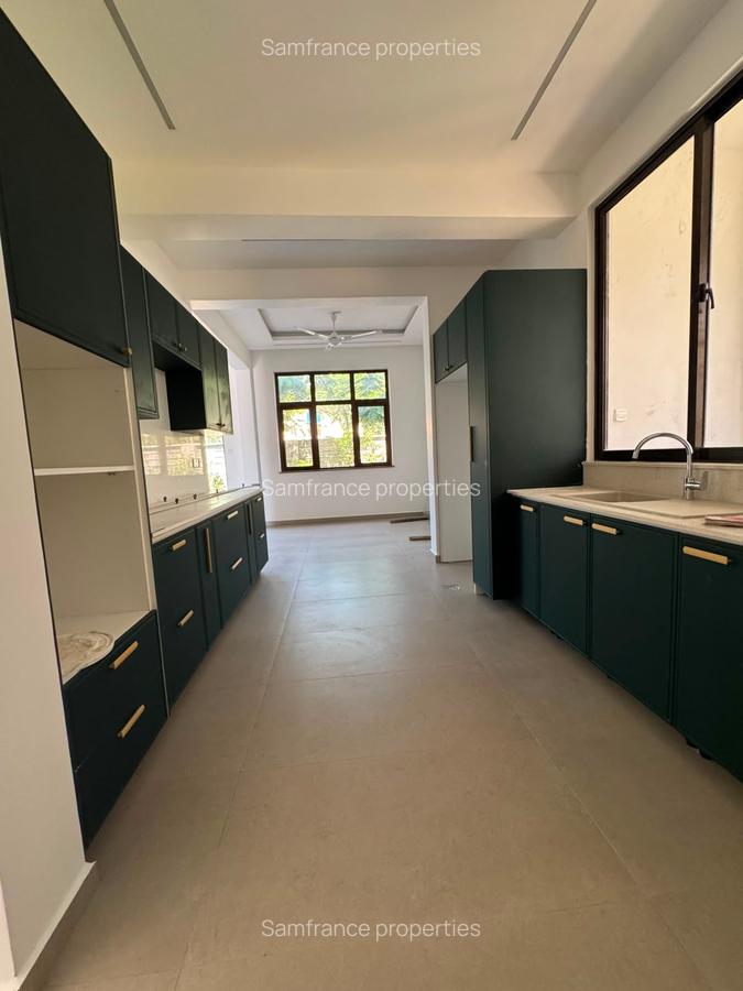 4 Bed Townhouse with En Suite at Lakers Road - 12