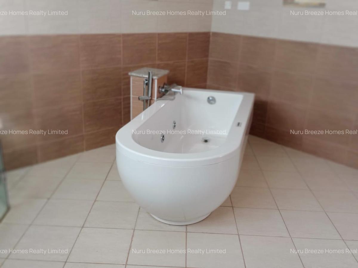 5 Bed Townhouse with En Suite in Brookside - 17