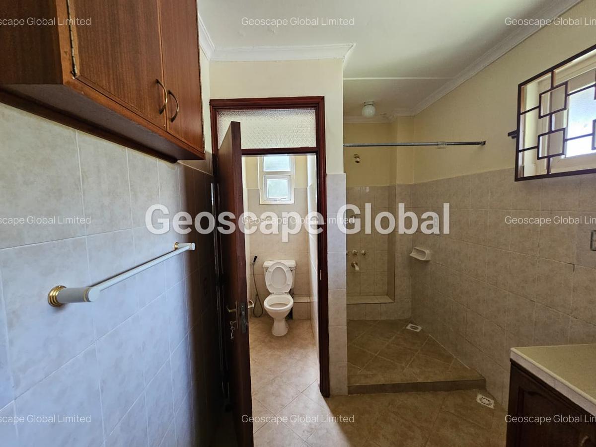 5 Bed House with En Suite in Lavington - 2