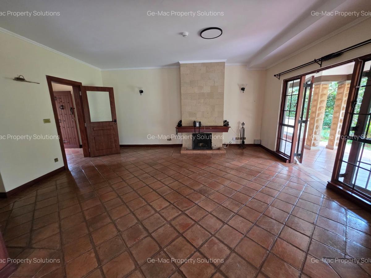 4 Bed House with En Suite in Ridgeways - 3