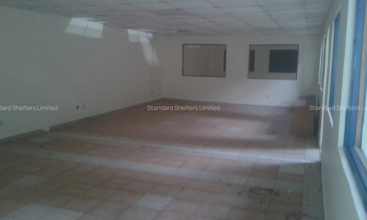 6,950 ft² Warehouse with Service Charge Included in Industrial Area - 12