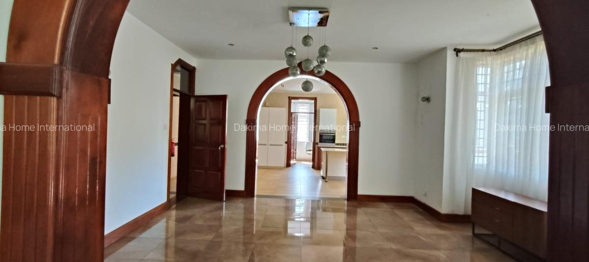 5 Bed Townhouse with En Suite in Rosslyn - 4
