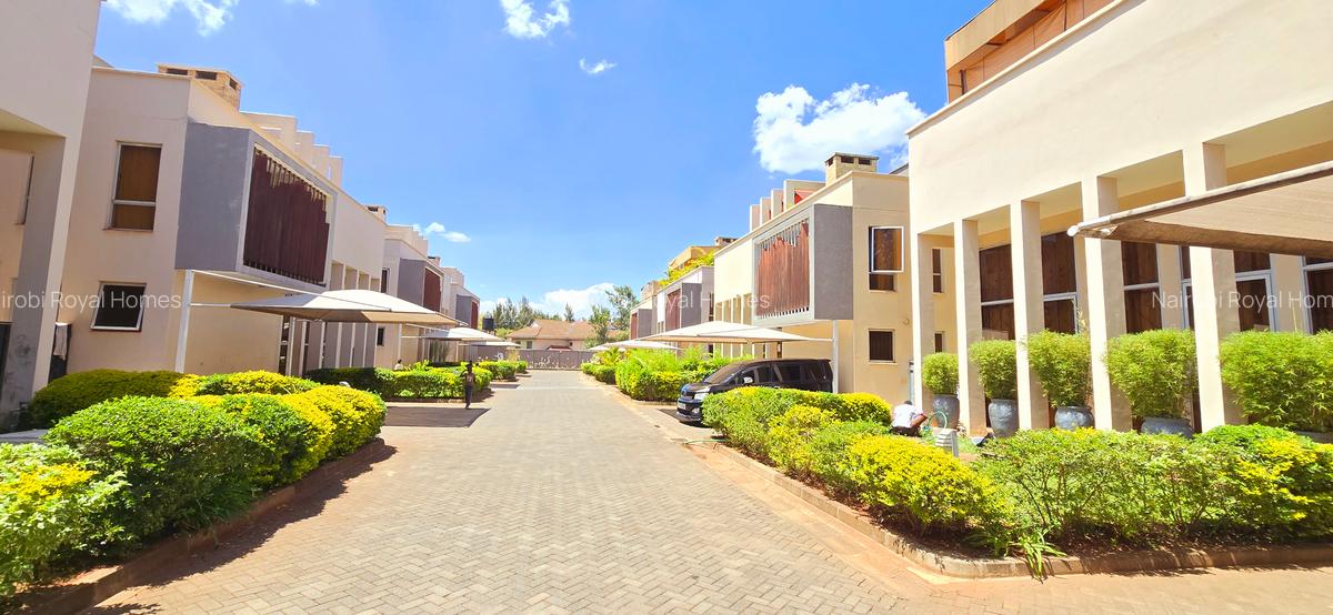 5 Bed Townhouse with En Suite at Lavington Green - 8