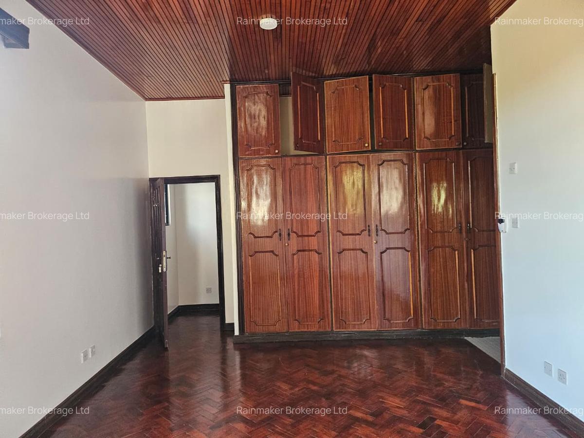 5 Bed House with En Suite in Runda - 11