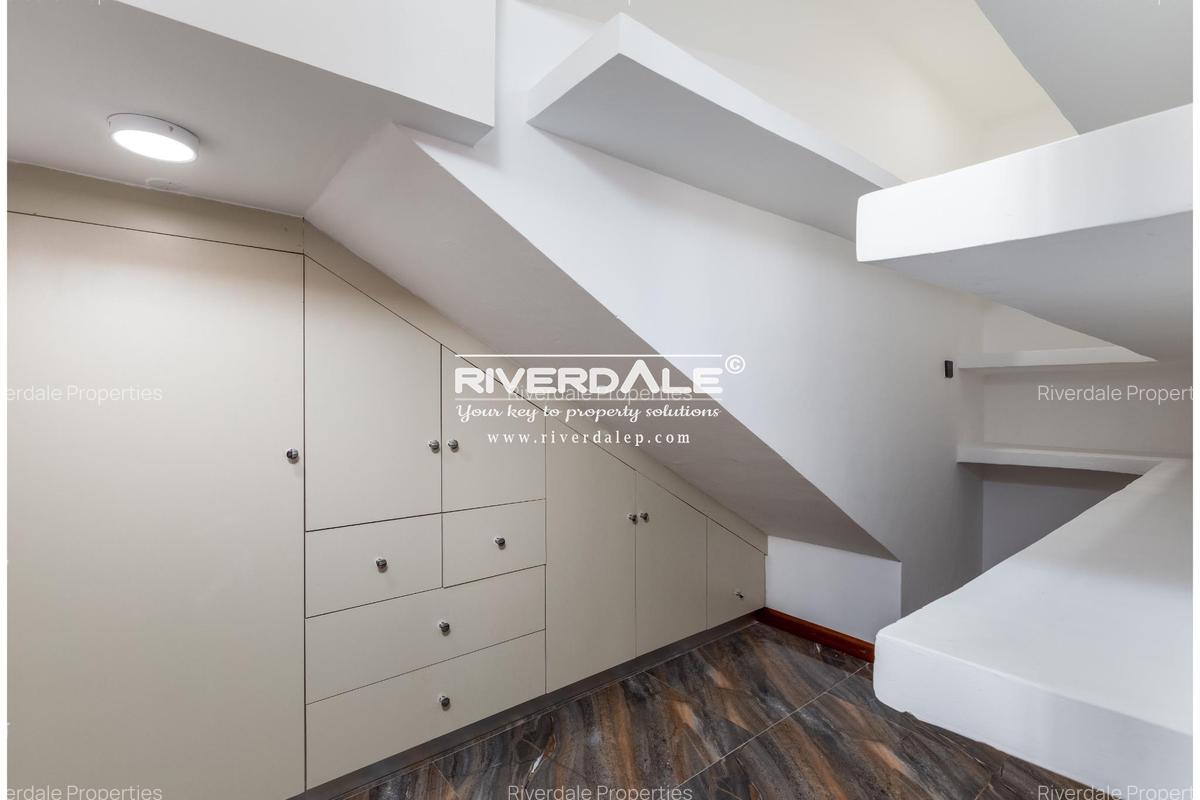 5 Bed Apartment with En Suite in General Mathenge - 4