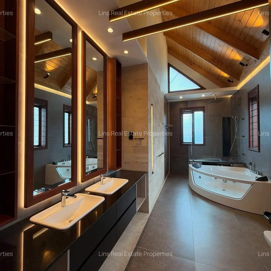 4 Bed House with En Suite in Runda - 12