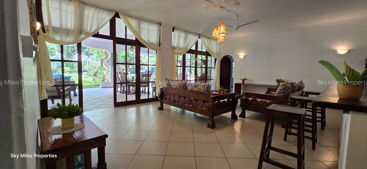 Serviced 3 Bed Apartment with En Suite at La-Marina - 12