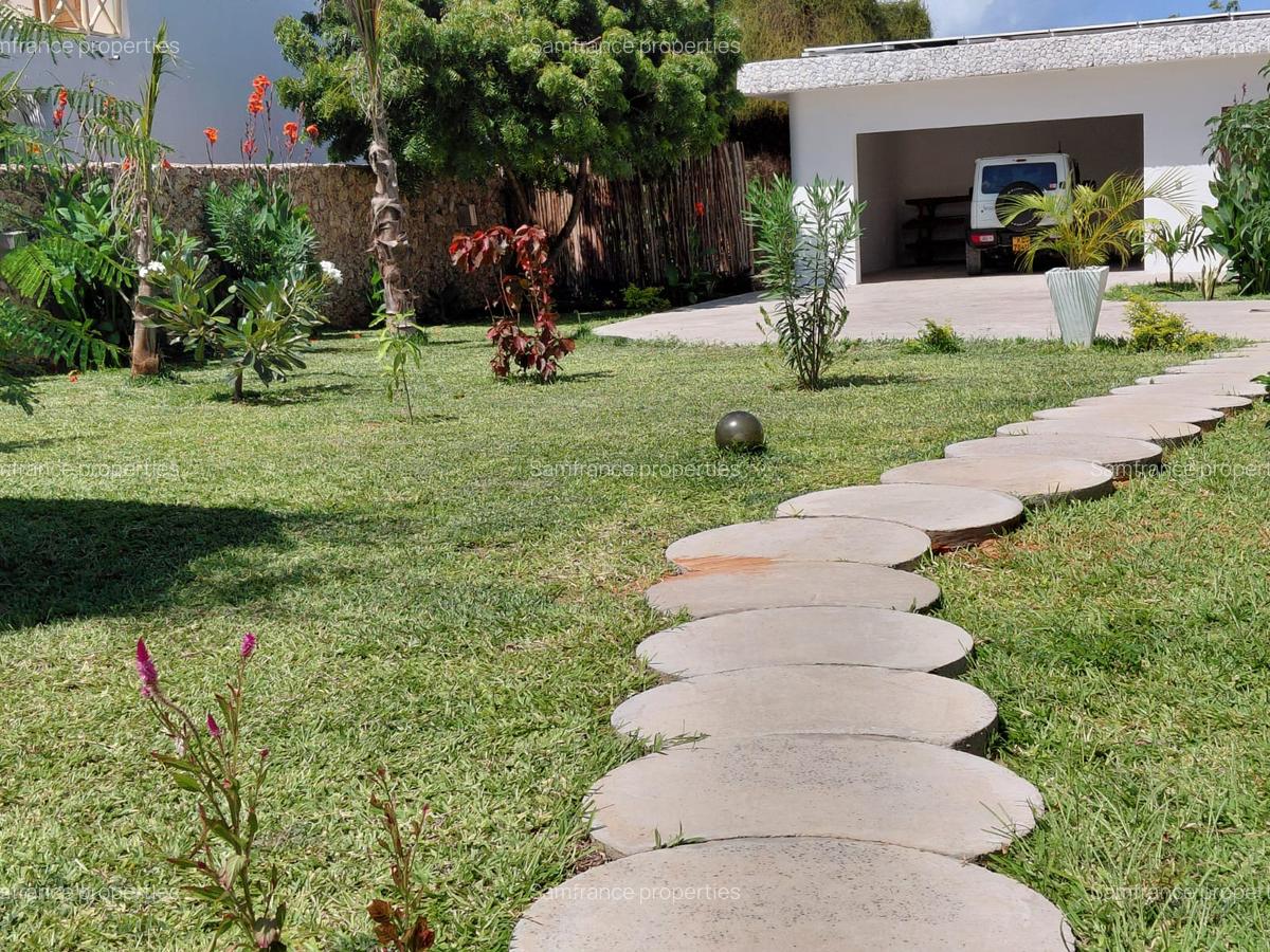 4 Bed Villa with En Suite at Paparemo - 10