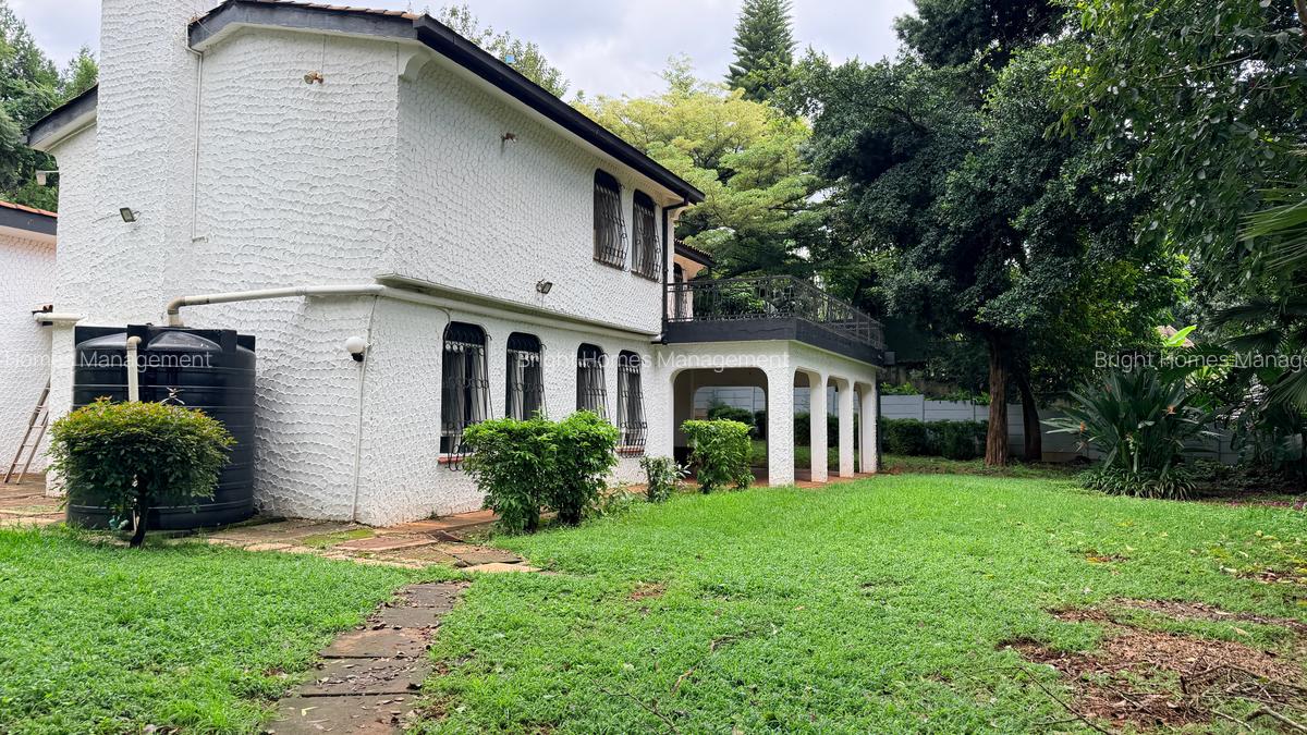 4 Bed Villa with En Suite in Hill View - 17