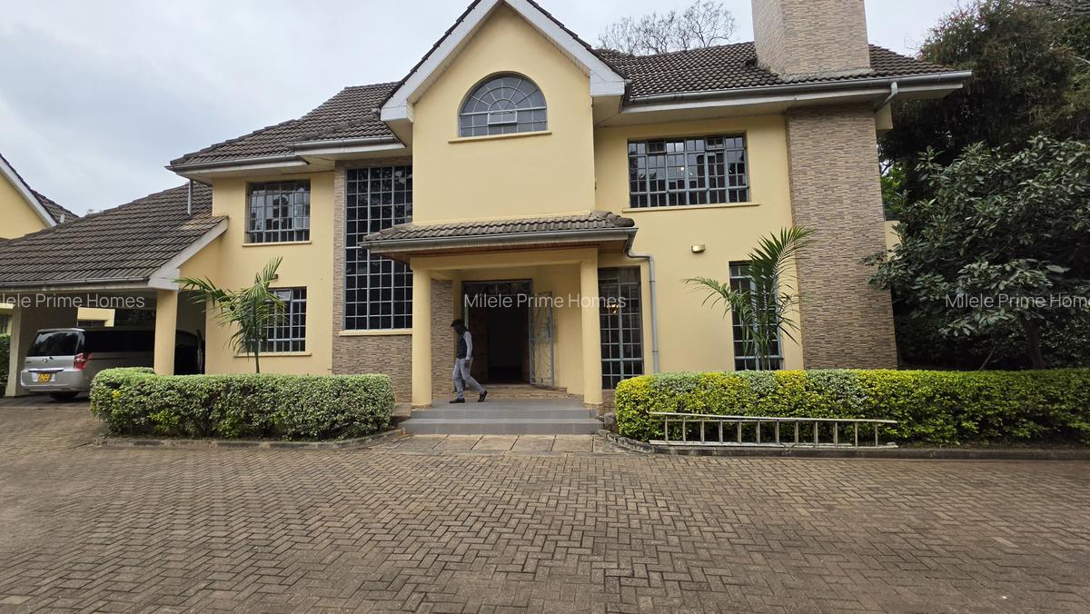 5 Bed Villa with En Suite in Lavington - 1