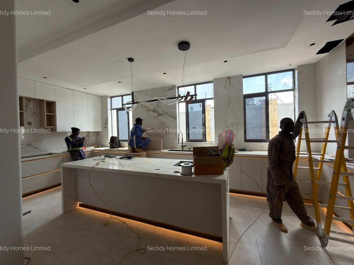 5 Bed Villa with En Suite in Runda - 2
