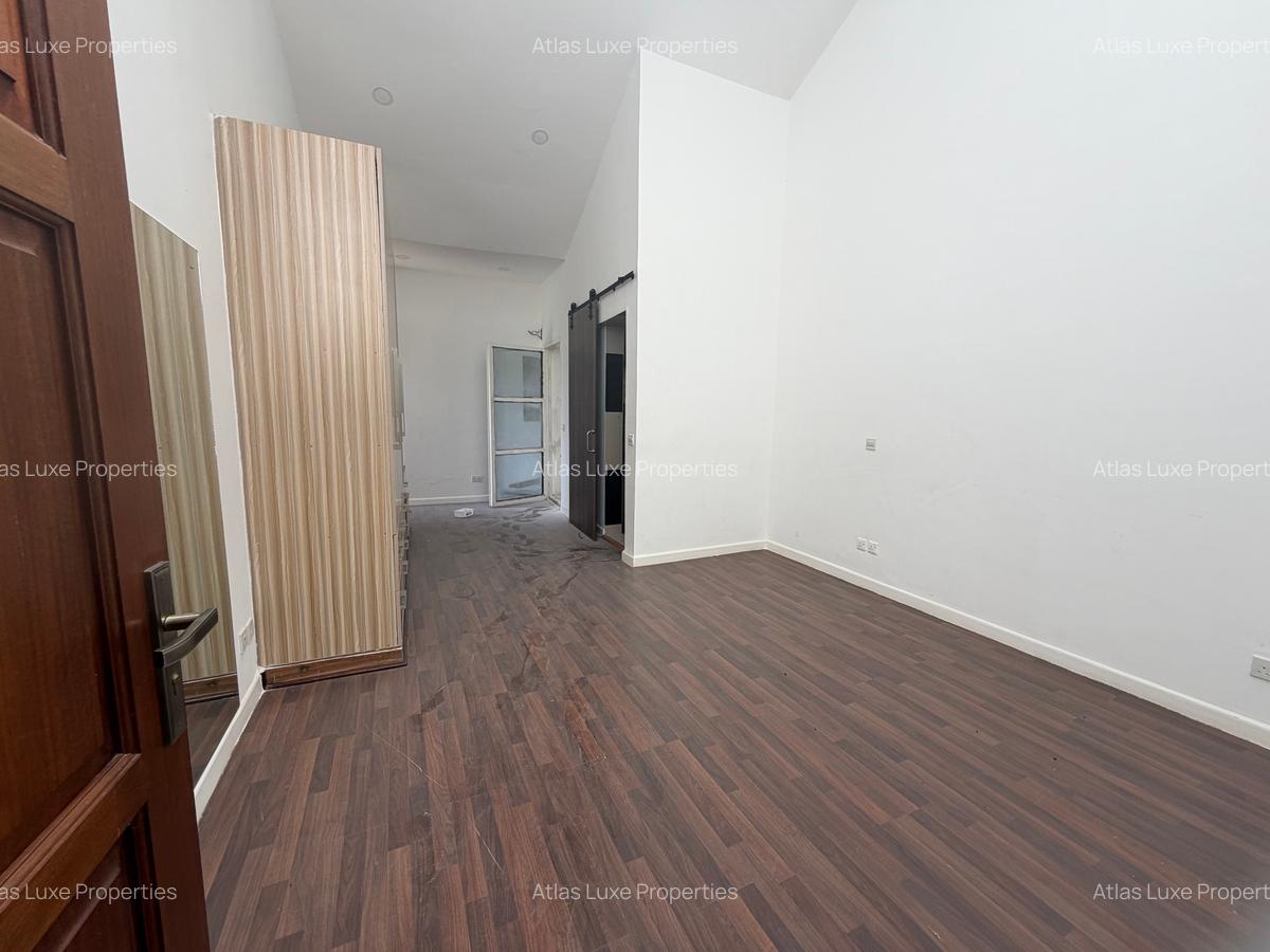 6 Bed House with En Suite at Old Runda - 10