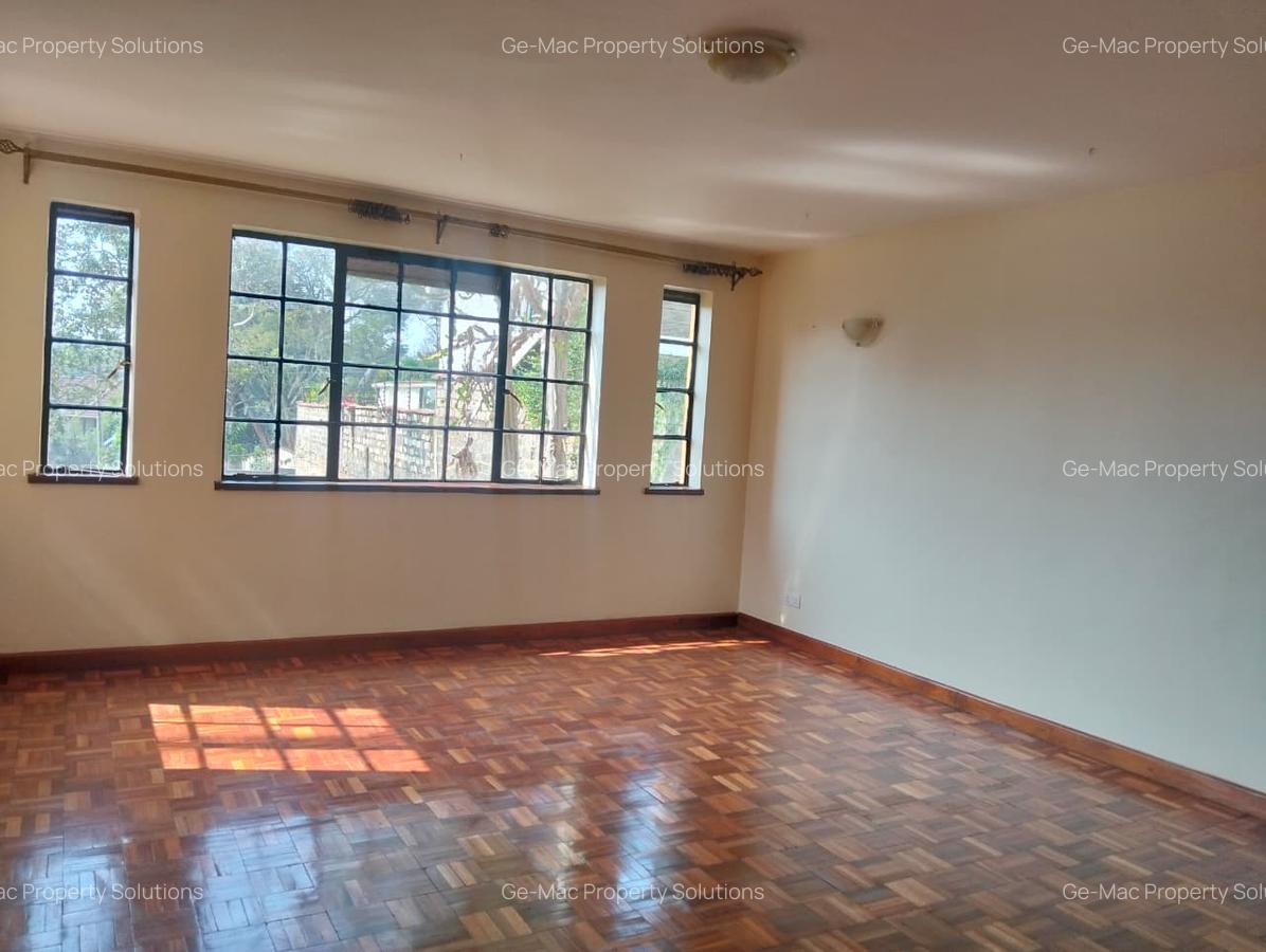 5 Bed House with En Suite in Lavington - 10
