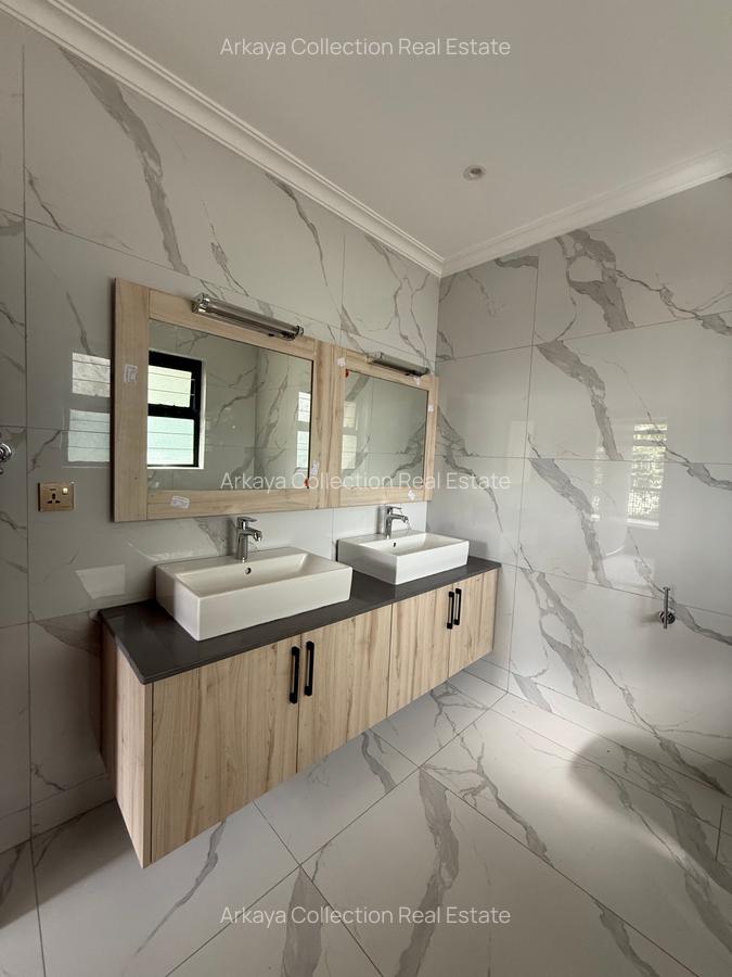 5 Bed House with En Suite in Runda - 14