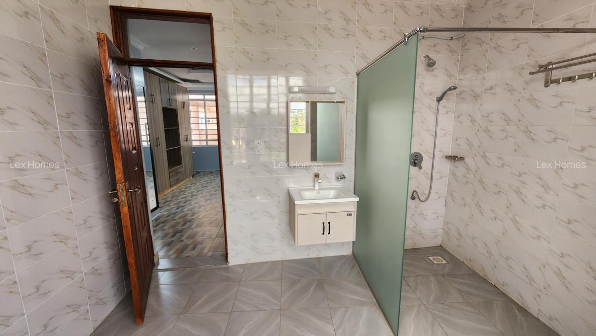 3 Bed House with En Suite at - 13